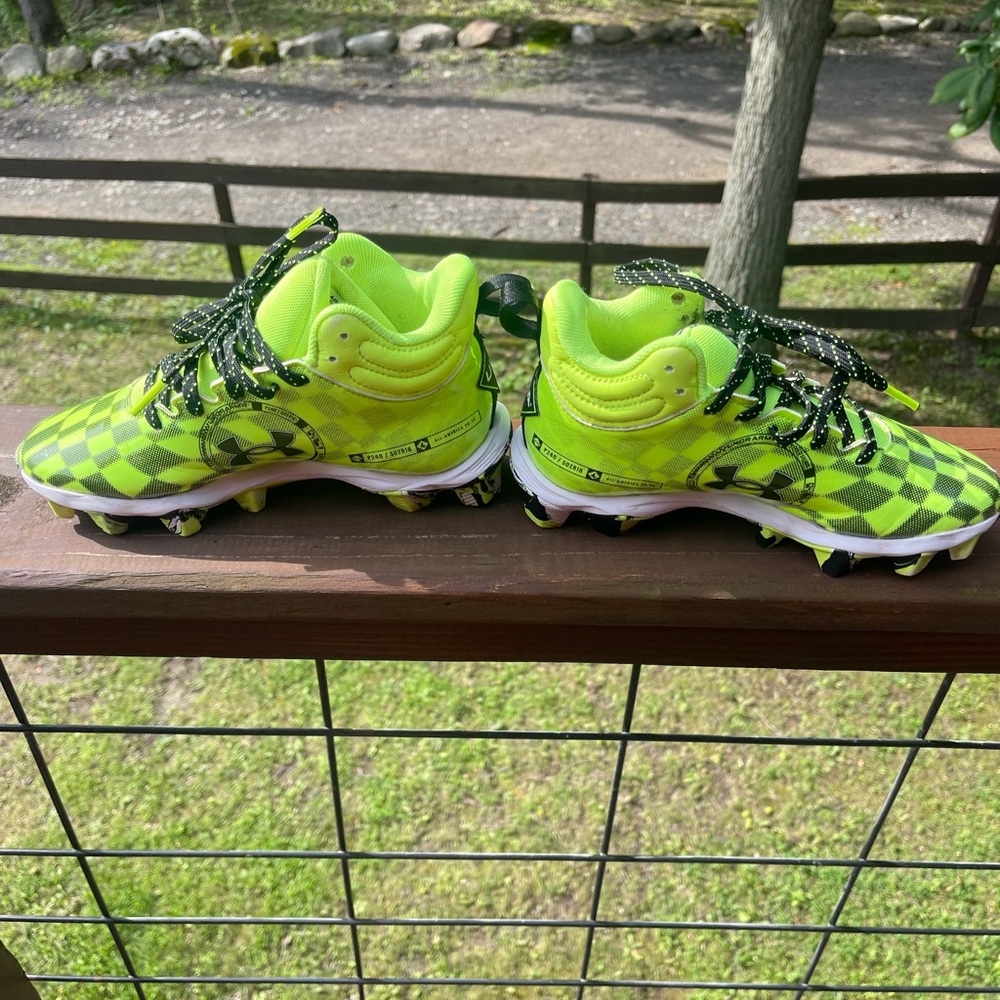 Under Armour football cleats kids 2Y